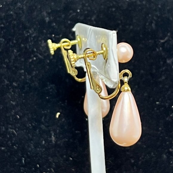 Vintage Gold Tone Faux Pink Pearl Screw Hinged Clip On Earrings (3518) - Picture 5 of 9